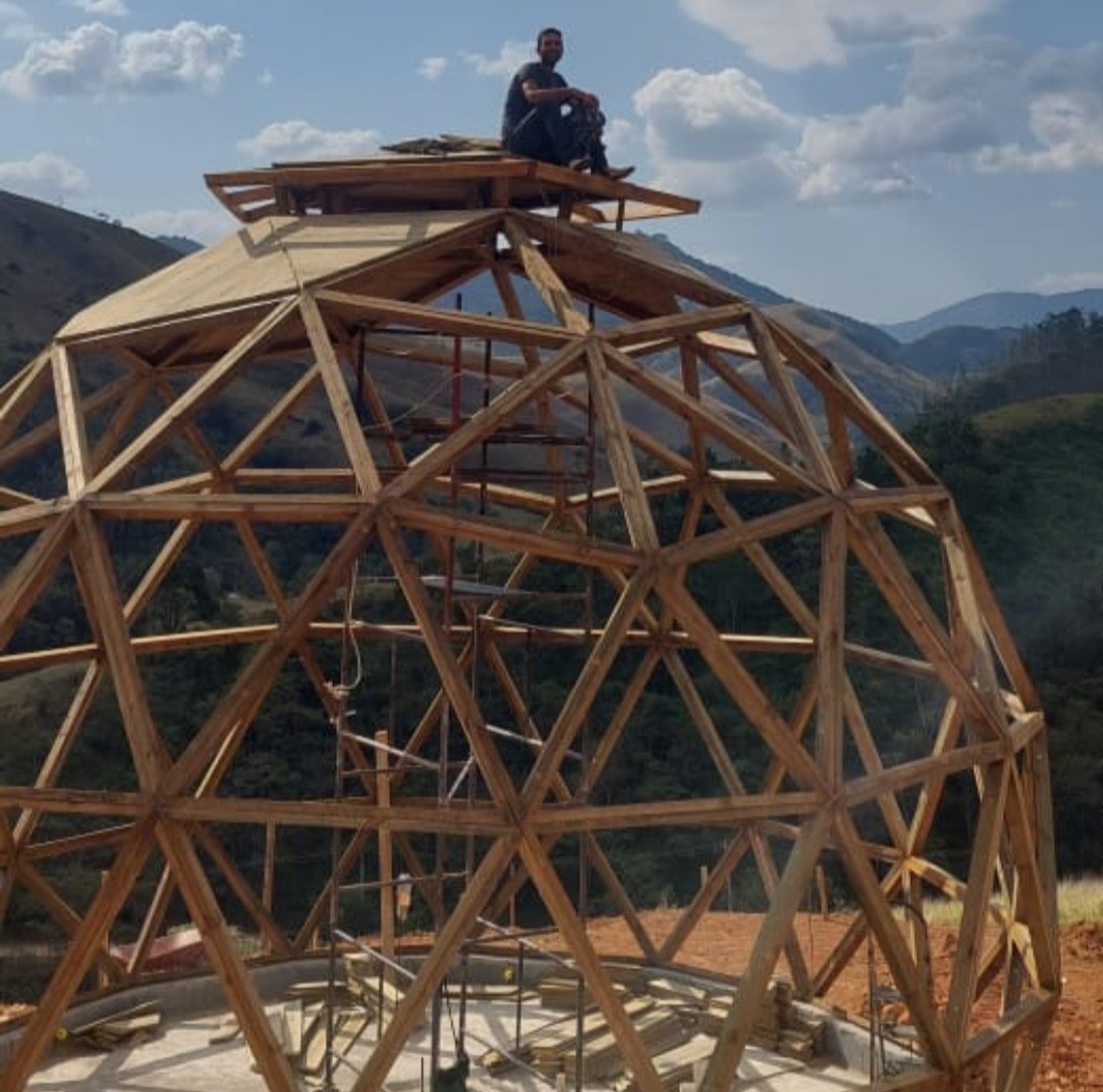 Domo geodésico em construção com estrutura de madeira