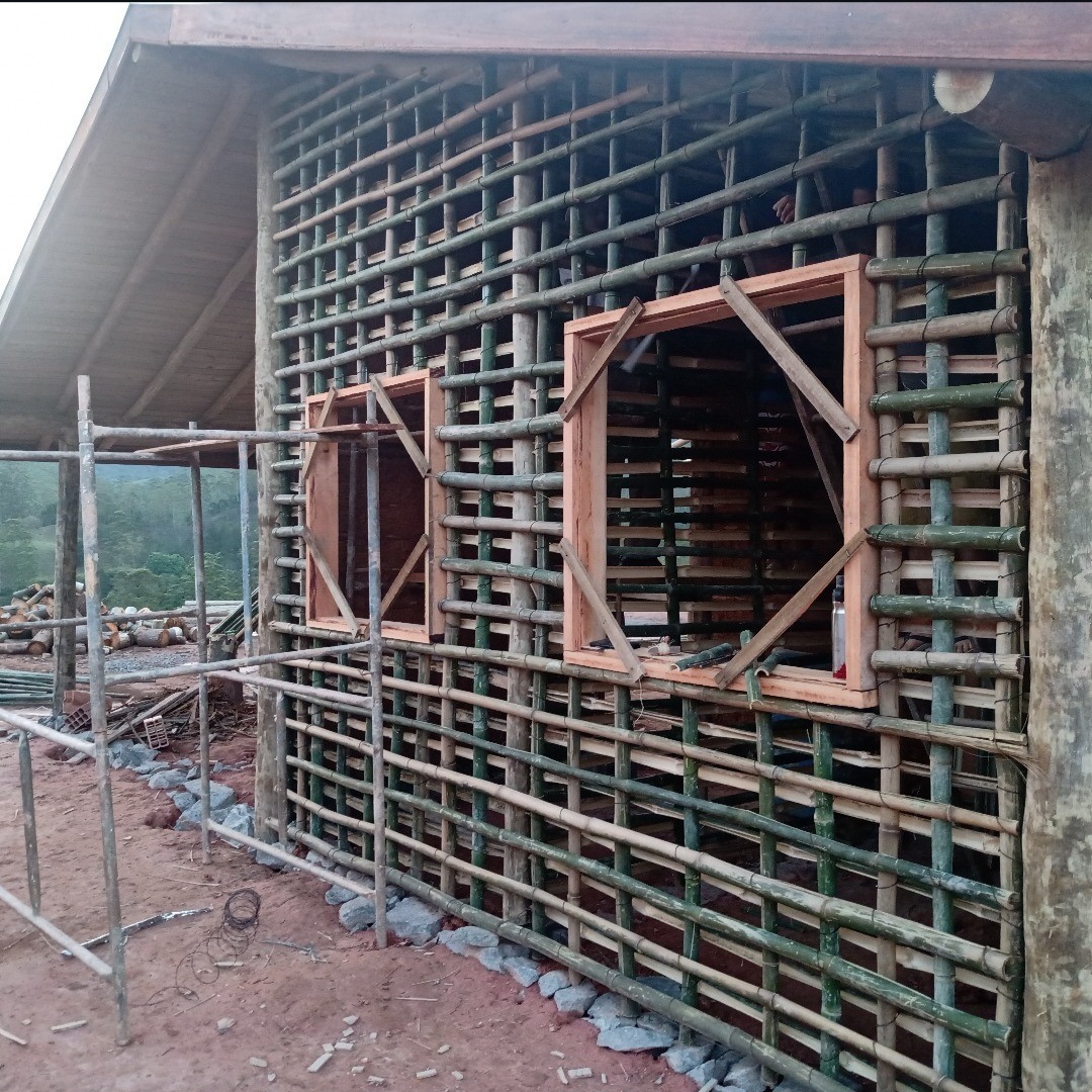 Fachada em bambu durante processo de bioconstrução