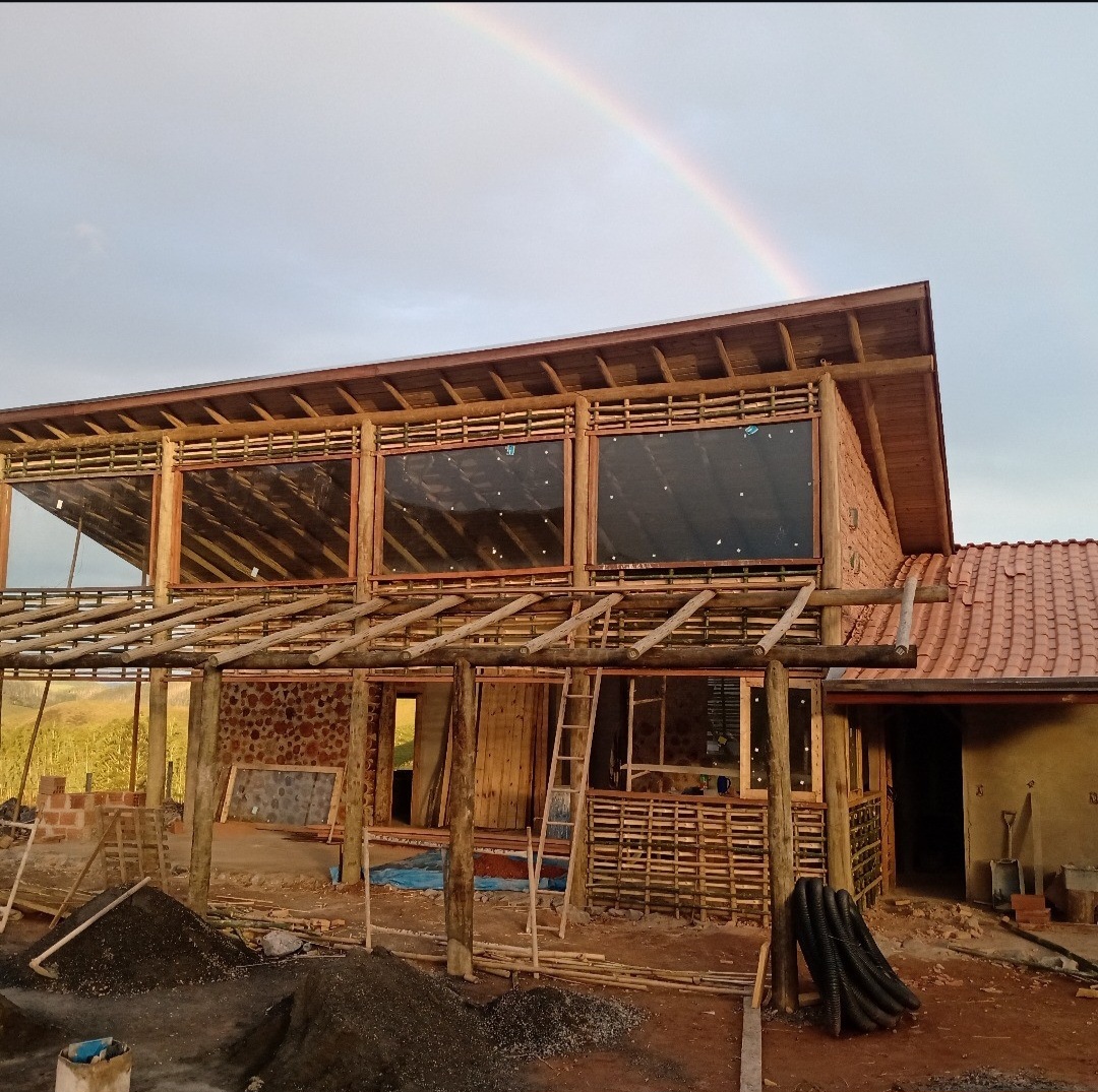 Construção bioarquitetônica integrada à paisagem da serra